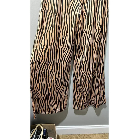 Fashion Nova Womens Brown Tiger Print Wide Leg Pants Small High Waist Pockets - Picture 4 of 15